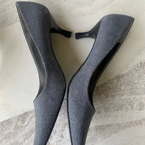 Bandolino Gray Herringbone Tweed Pumps 